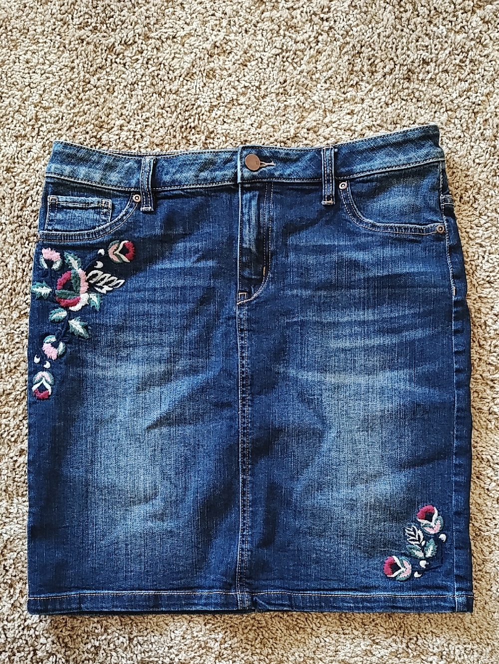 New York & Company Dark Blue Embroidered Denim Skirt Size 8
